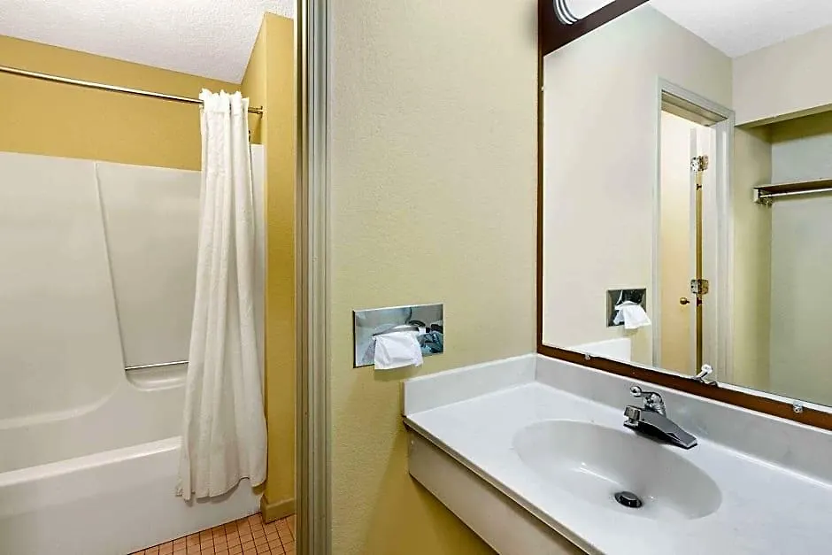 Days Inn & Suites By Wyndham Kalamazoo-1