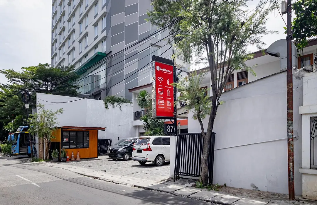 Reddoorz Plus Near Cilandak Town Square 2-1