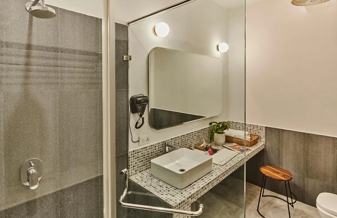 Minimalist Poshtel & Suites-1