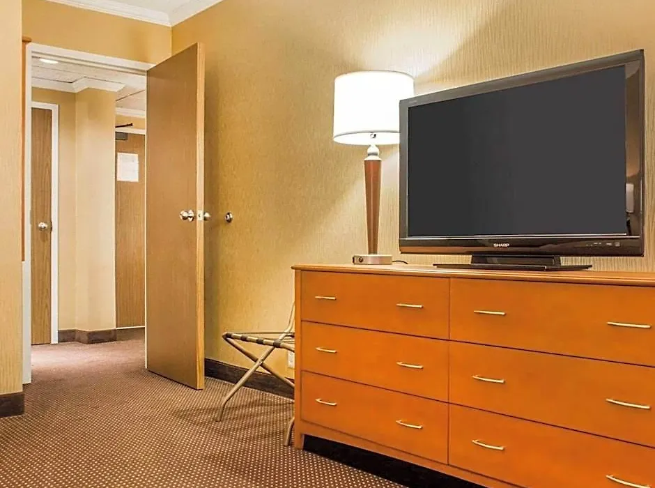 Clarion Hotel & Suites Riverfront-1