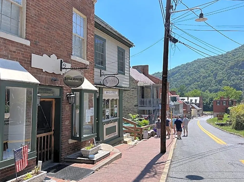 Town'S Inn-1
