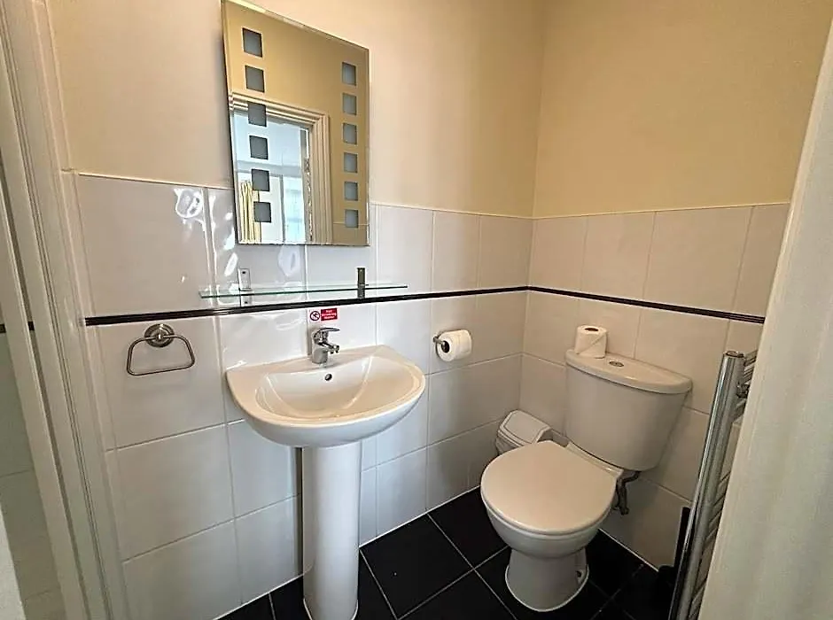 The Granby Hotel - Free Parking - Breakfast, Bar & Restaurant-1