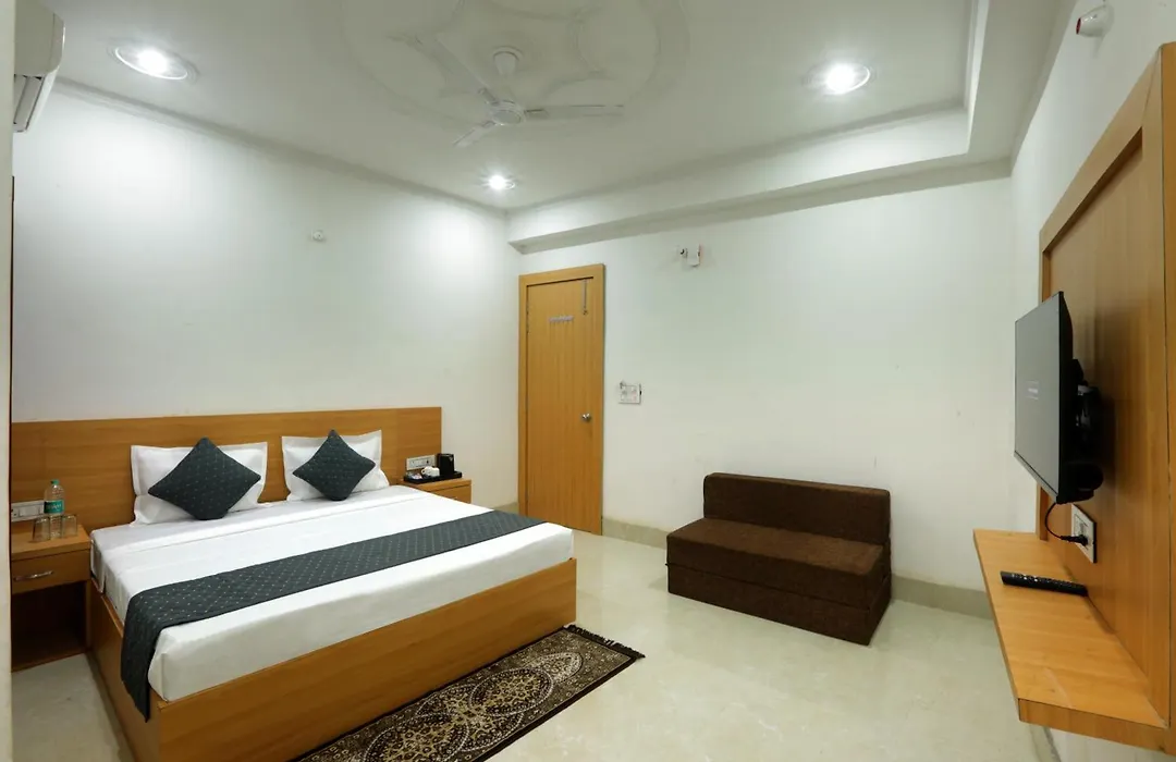 Hotel Roomsity Pride-1