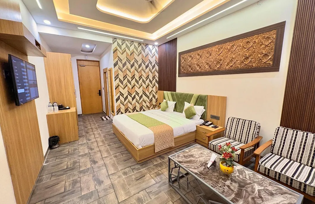 Highway Resort With Swimming Pool & Spa-1