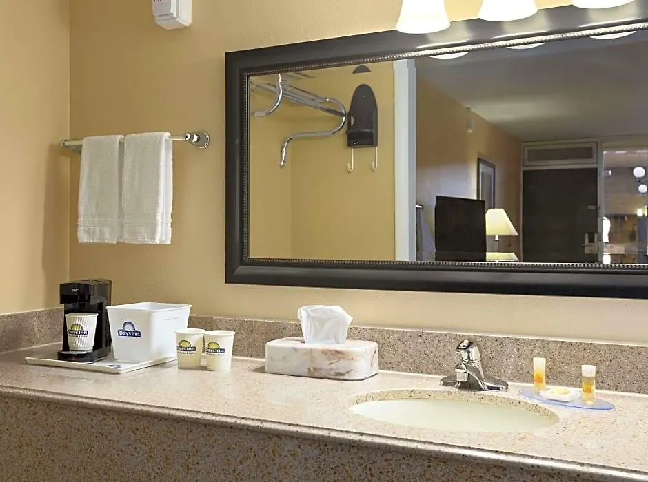 Days Inn By Wyndham Henryetta-1