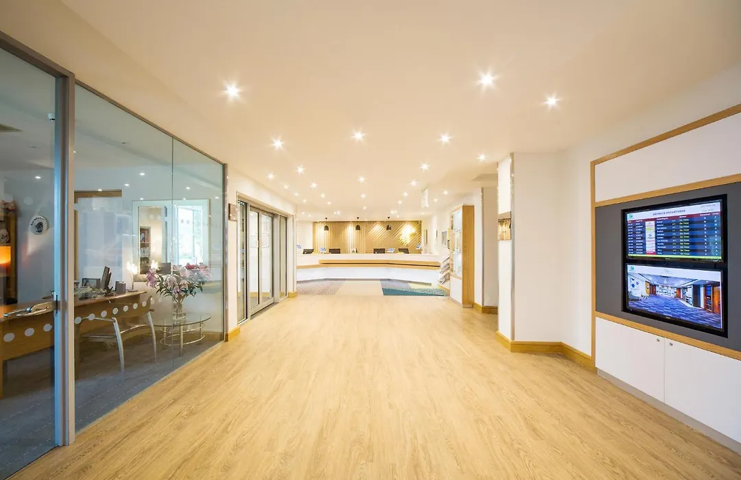 Holiday Inn London - Gatwick Airport By Ihg-1