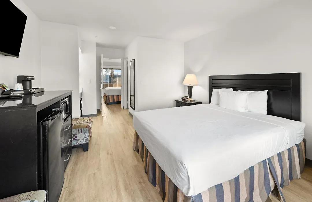 Ramada By Wyndham Ontario Airport & Convention Center-1