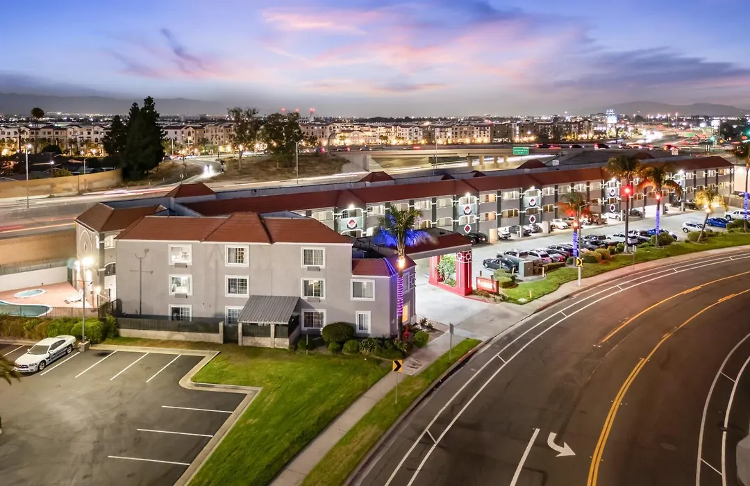 Ramada By Wyndham Ontario Airport & Convention Center-1