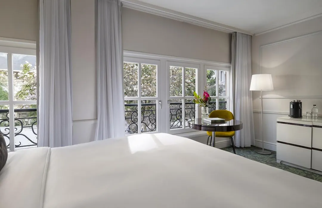 Renaissance Paris Nobel Tour Eiffel Hotel-1
