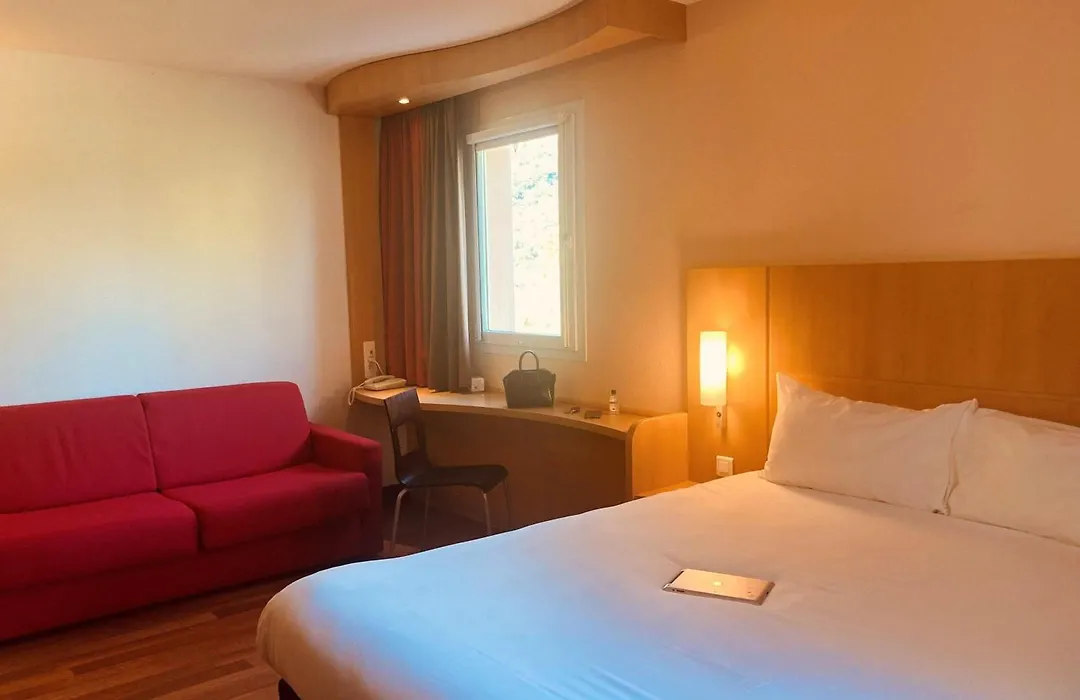Ibis Loriol Le Pouzin-1