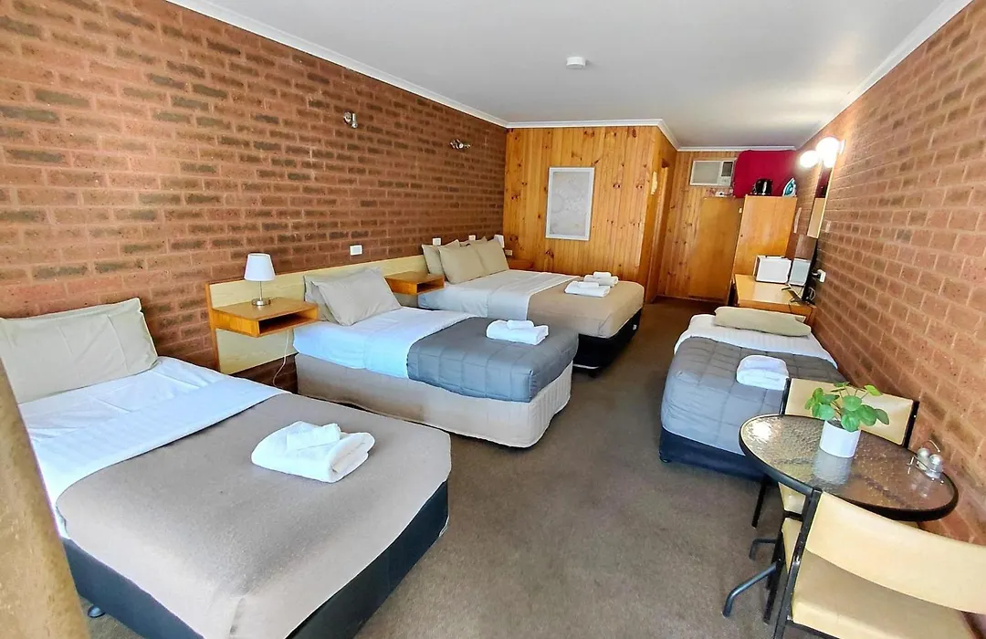 Country Roads Motor Inn-1