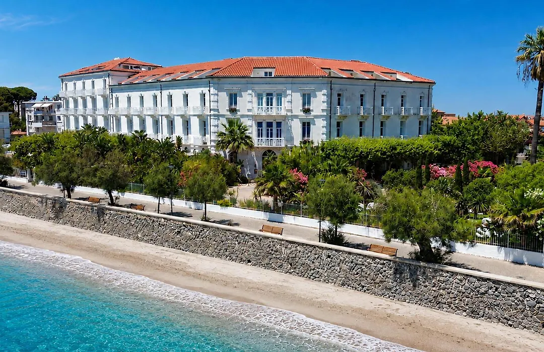 Grand Hotel Des Sablettes Plage, Curio Collection By Hilton-1