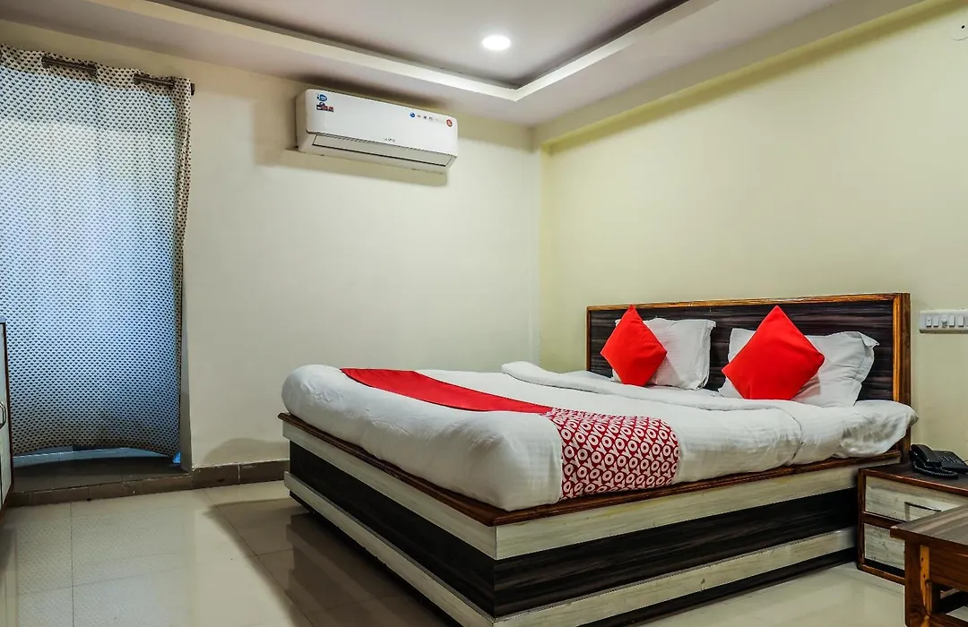 Oyo Hotel Crystal-1