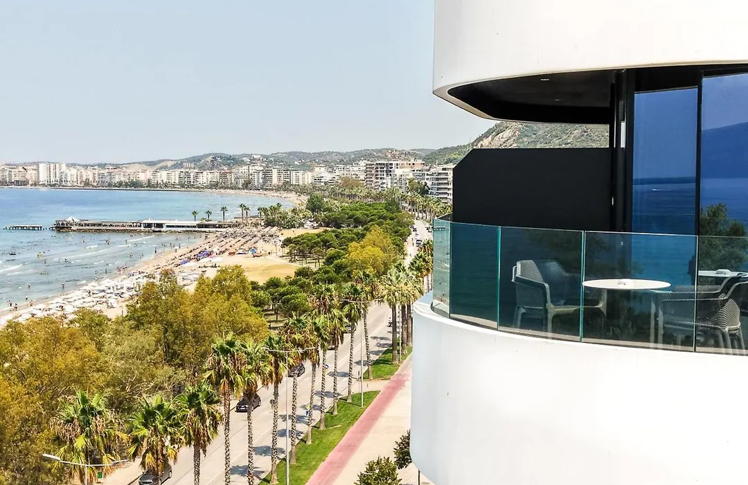 Yacht Hotel-1