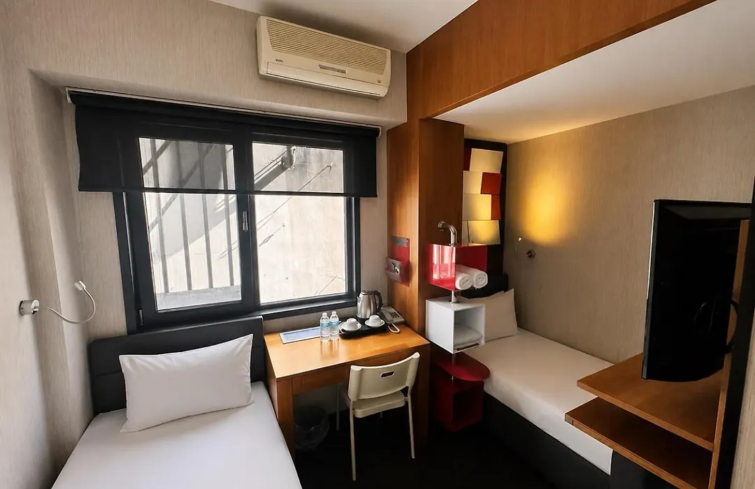 Black Art Otel-1