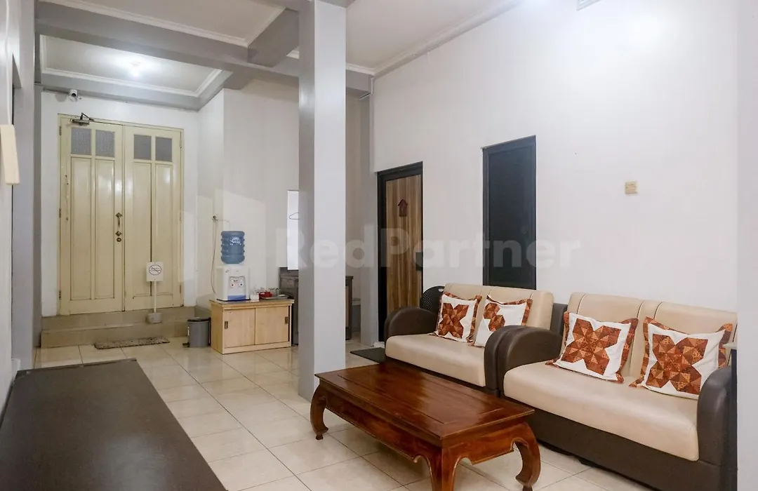 D Palma Near Lokananta Manahan Mitra RedDoorz-1