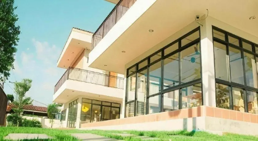 Yellow Moon Hotel-1
