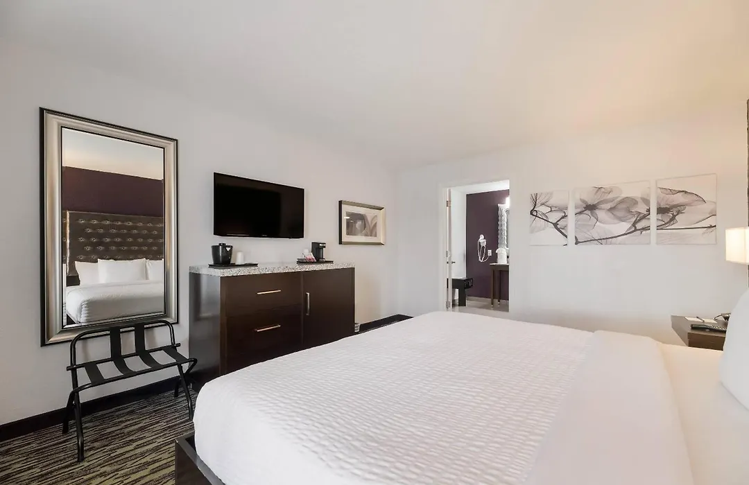Clarion Inn & Suites Across From Universal Orlando Resort-1