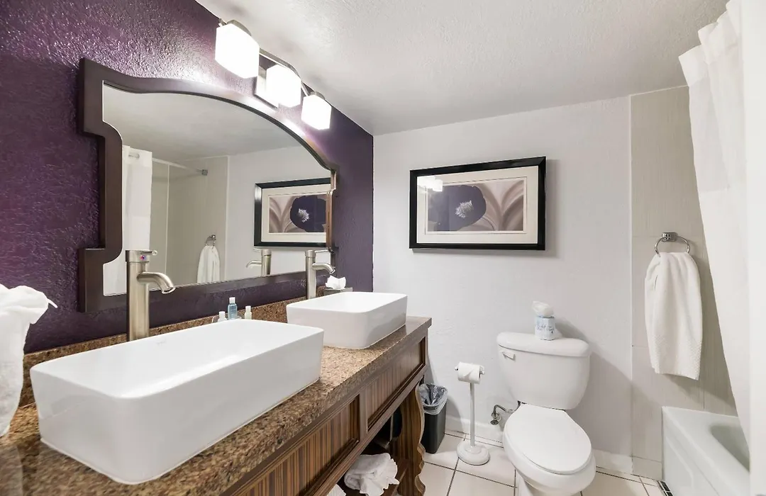Clarion Inn & Suites Across From Universal Orlando Resort-1