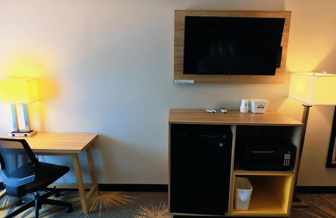 Days Inn By Wyndham Fargo - West Acres-1