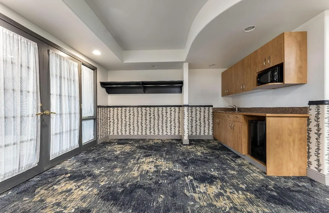 Days Inn & Suites By Wyndham Thunder Bay-1