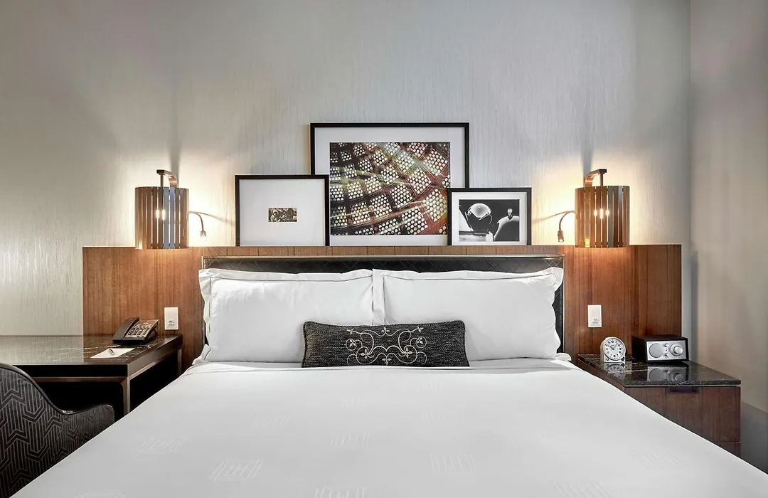 Londonhouse Chicago, Curio Collection By Hilton-1