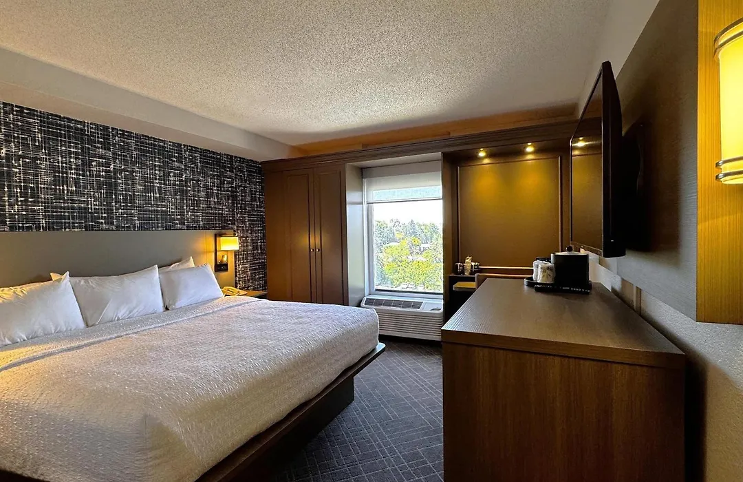 Pittsburgh Airport Inn And Suites-1