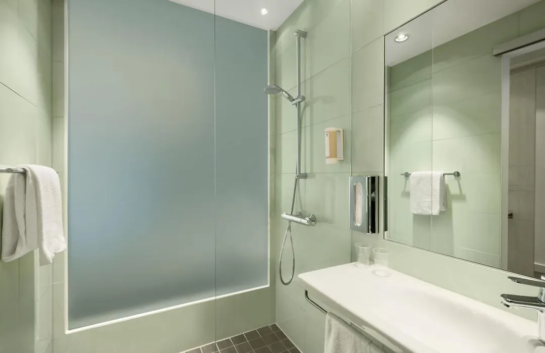 Super 8 By Wyndham Munich City North-1