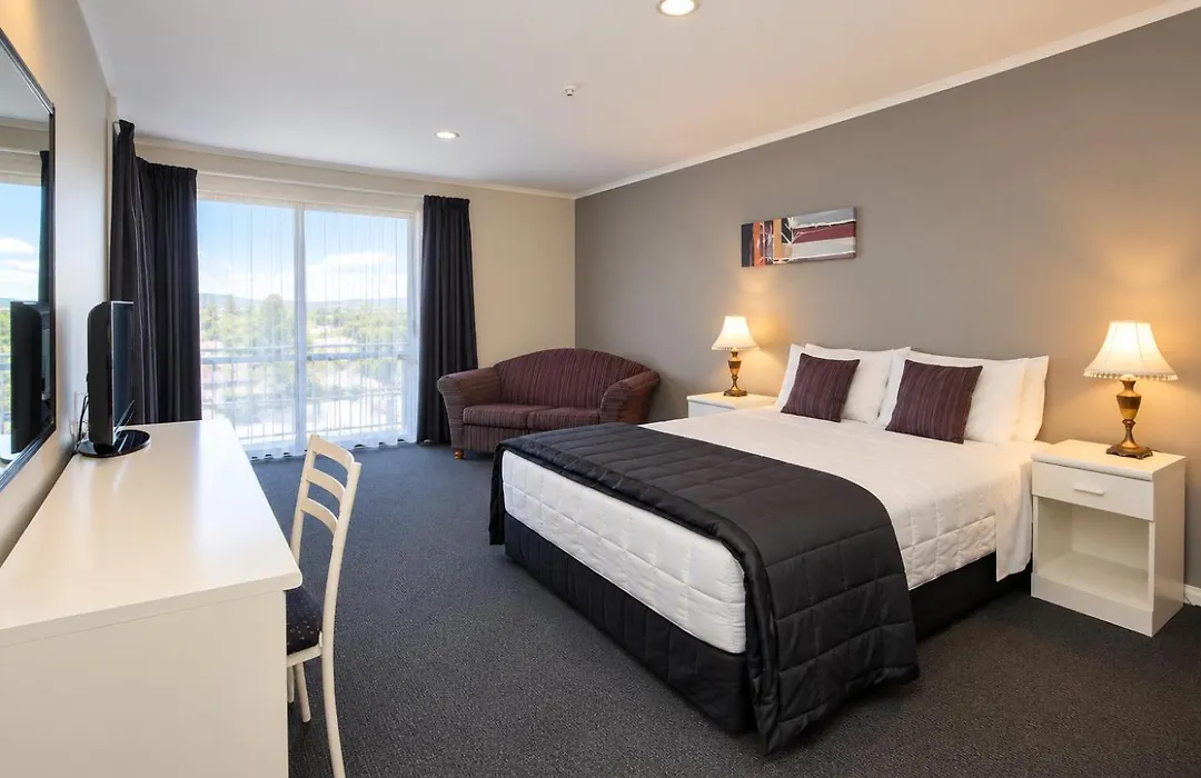 Champers Motor Inn-1