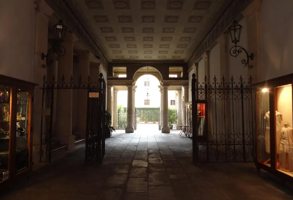 Il Cappello Di Giulietta - 2Nd Floor - Stairs Required-1