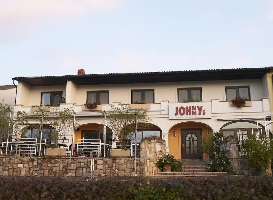 Gästehaus Weinhandl&Johnnys Pizzeria-1