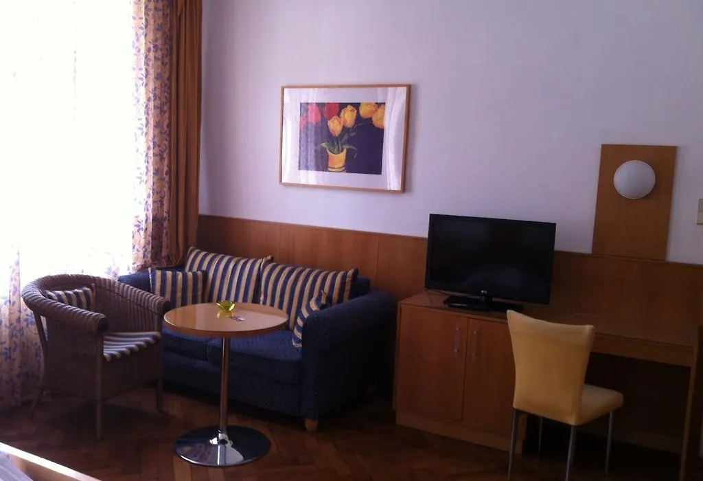 Madar Cafe Central Melk-1