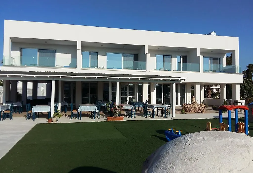 Christopher'S Sandy Beach Suites-1