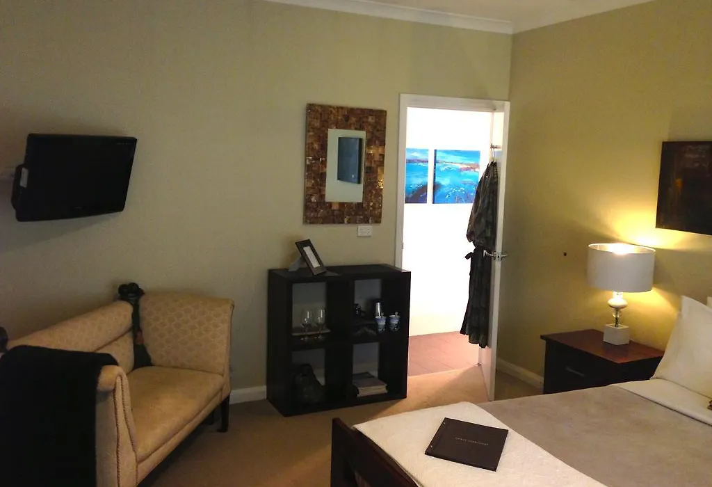 Llewellin'S Guest House-1
