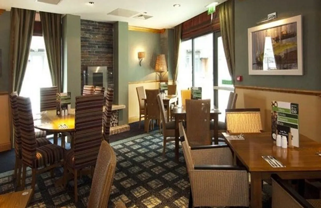 Premier Inn Salisbury North Bishopdown-1