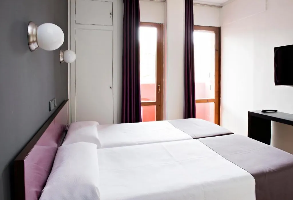Hostal Un Punto Chic-Joaquin Costa-1
