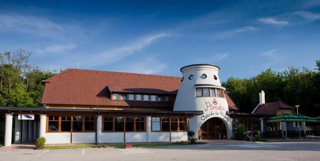 Piroska Csárda és Panzió-1