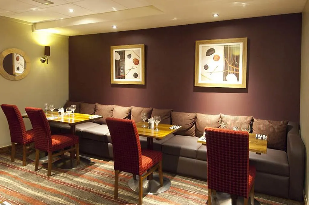 Premier Inn London Heathrow Airport T2 & T3 - Bath Road-1