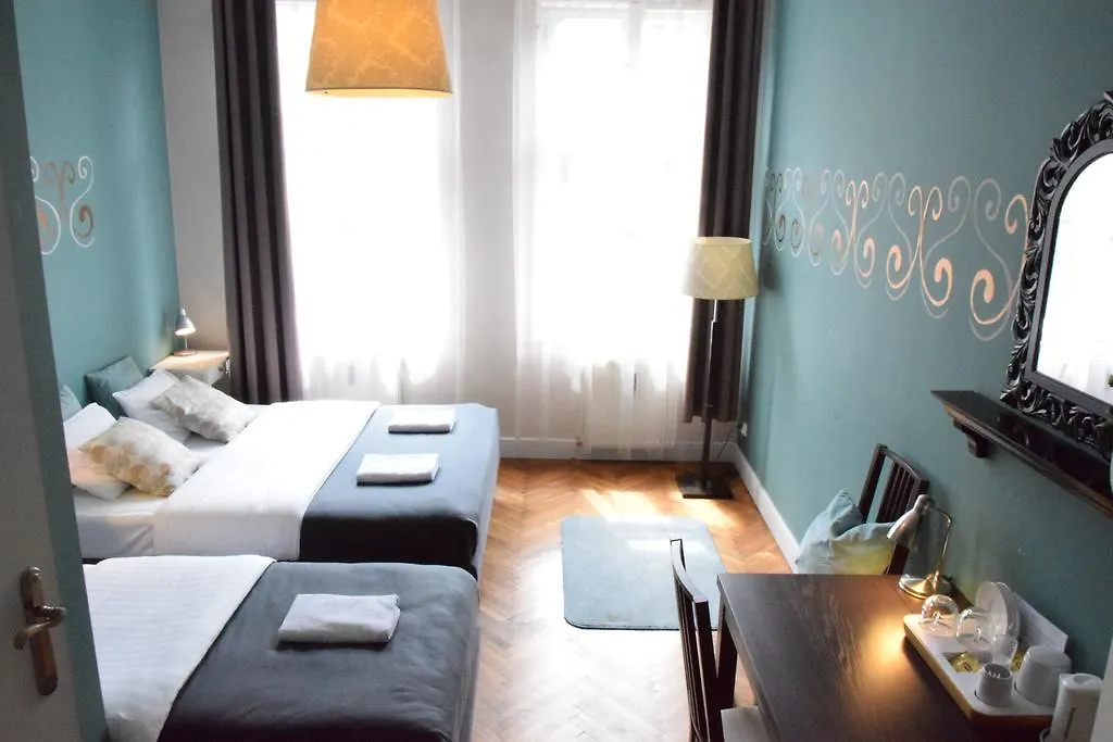 Blooms Inn - City Center Poznan By Friendly Apartments-1