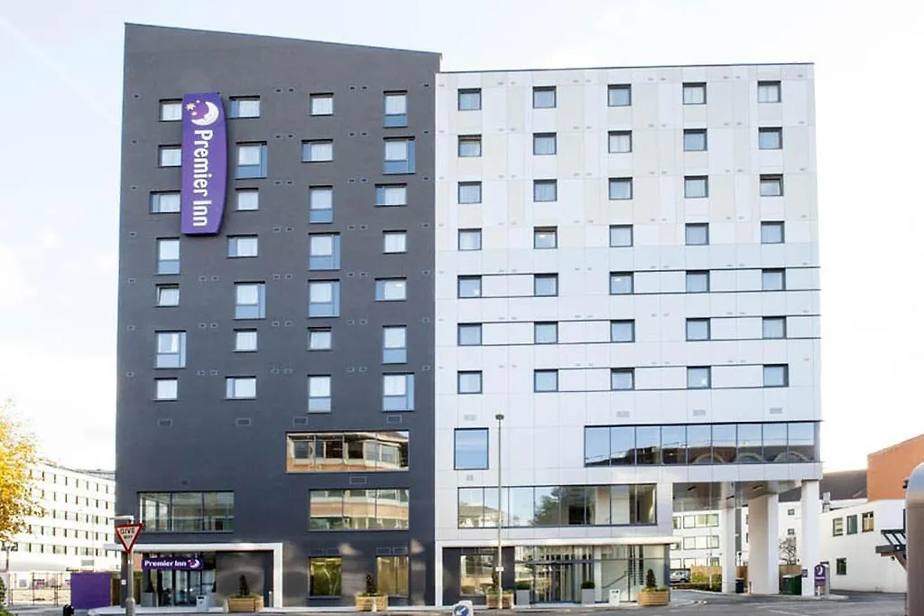 Premier Inn Woking Town Centre-1