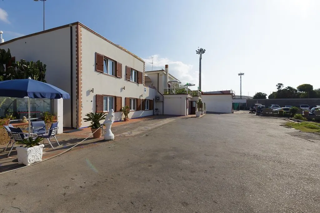 Beach Hotel 14Leoni B&B-1