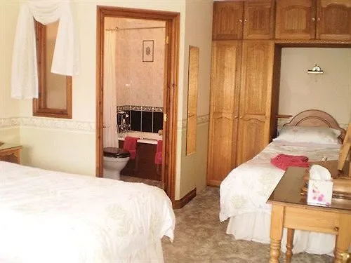Alltyfyrddin Farm Guest House At The Merlin'S Hill Centre-1