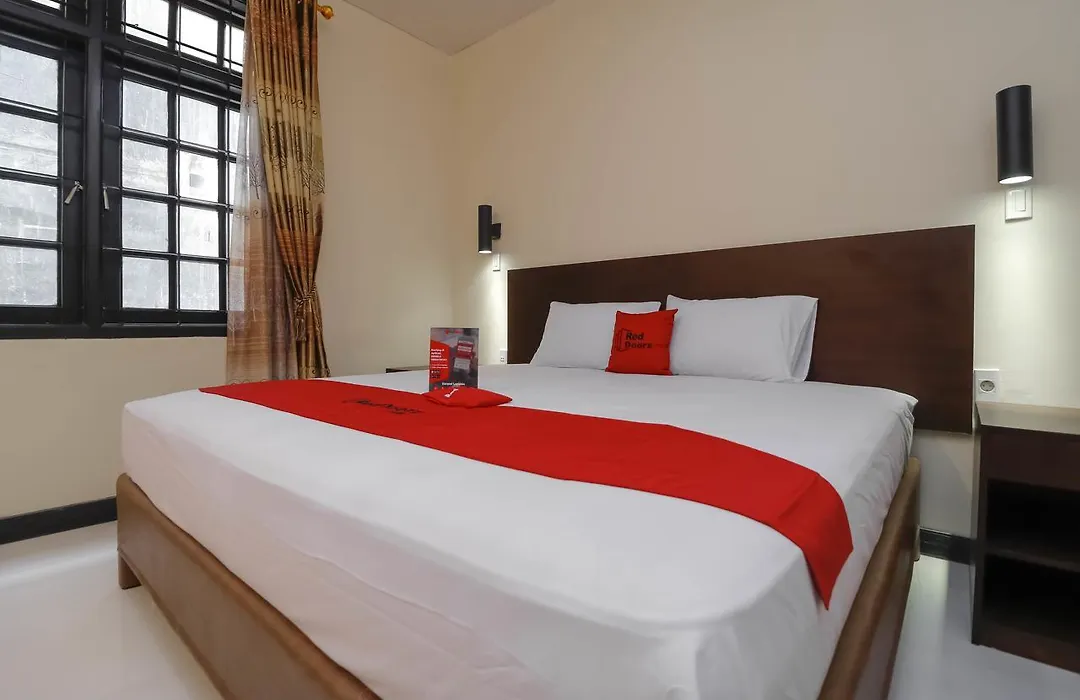 RedDoorz Plus near Halim Perdanakusuma 2-1