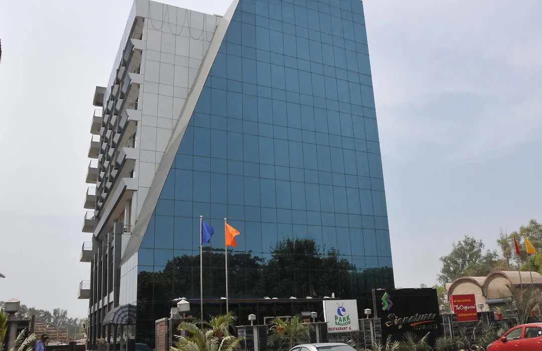 Hotel Signature Grand-1
