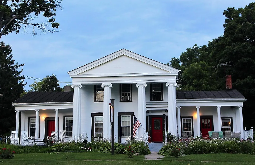 Glass Magnolia Bed & Breakfast-1