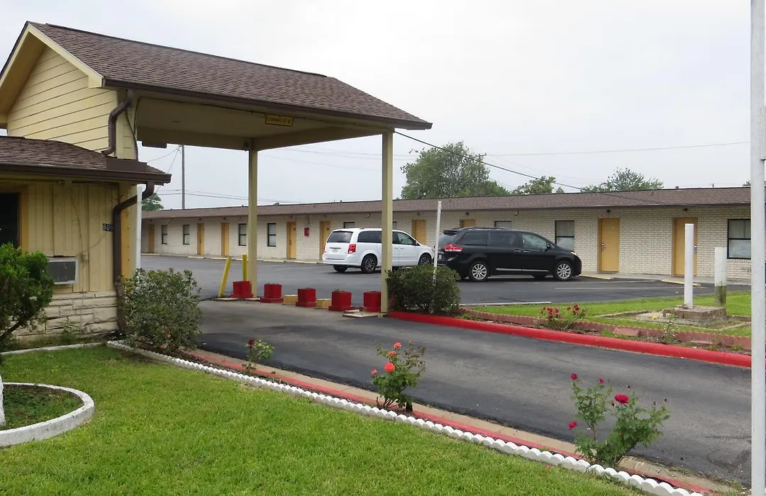 Travel Inn & Suites-1