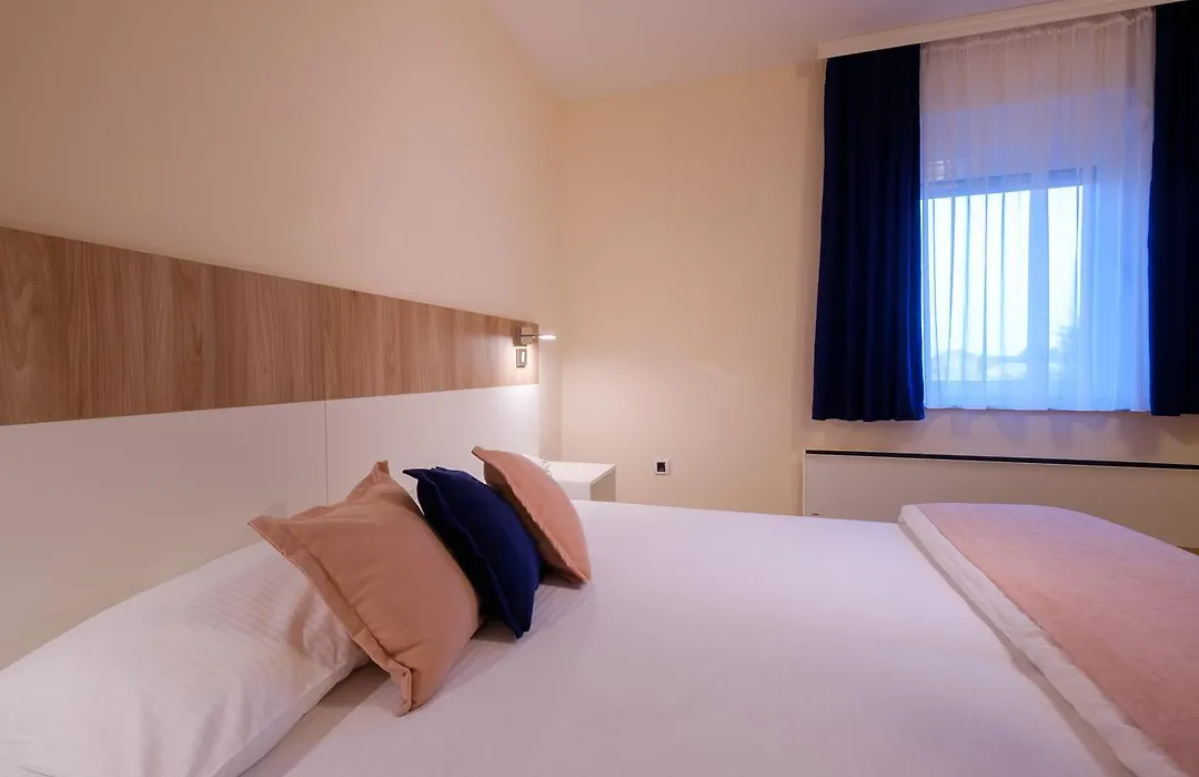 Airport Hotel Garni-1