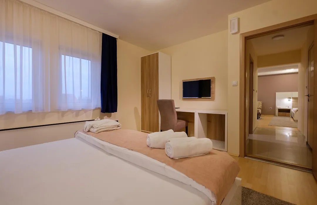 Airport Hotel Garni-1