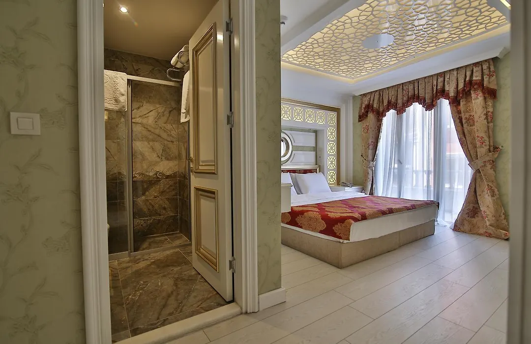 Hotel Queens Land-1