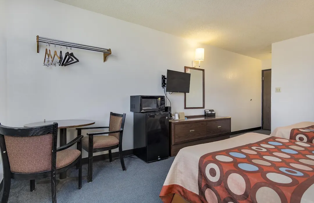 Super 8 By Wyndham Limon-1